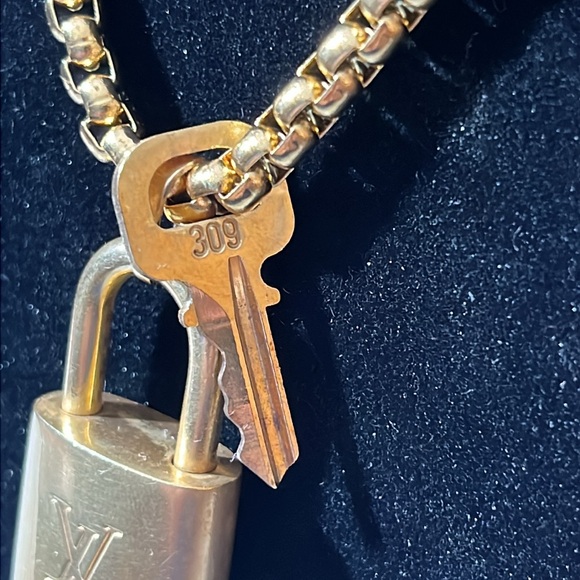 LOUIS VUITTON LOCK AND KEY #309 WITH GOLD PLATED STAINLESS STEEL CHAIN. - Picture 3 of 6